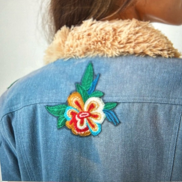 NWT Natural Life Denim Jacket with embroidered floral patches+faux fur Size XL - Picture 4 of 15